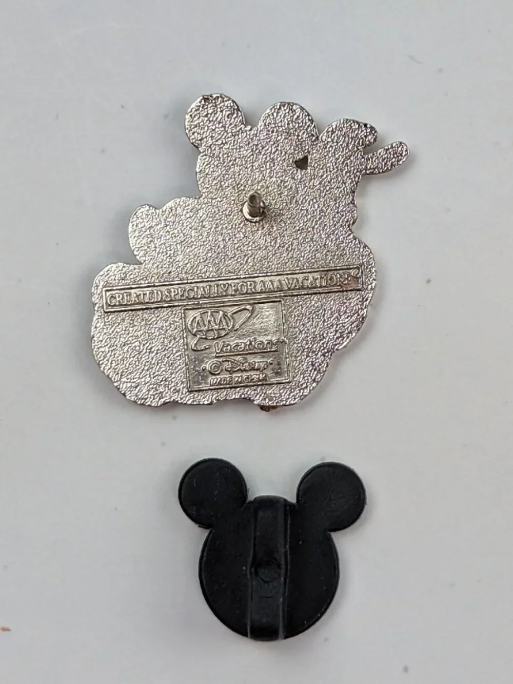 DISNEY AND AAA TRAVEL PIN -- MICKEY MOUSE AND PLUTO IN A RED CAR -- 2003